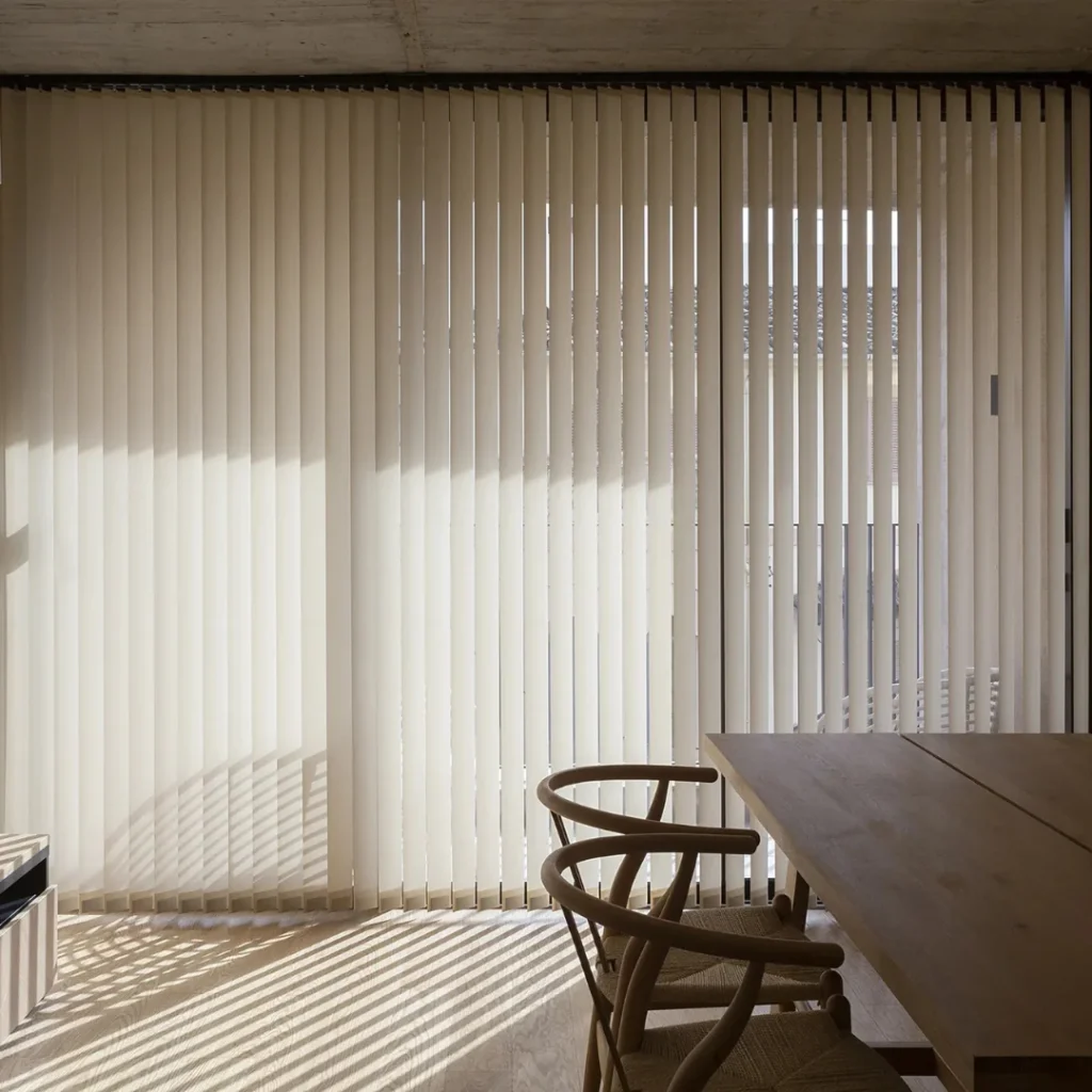 Persiana Vertical Tela Solar Screen 1% – Cor 168 Bege